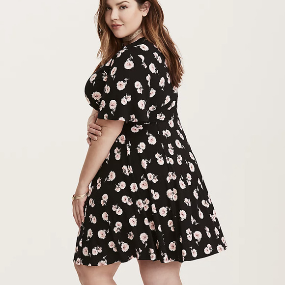Torrid Floral Print V Neck Flutter Sleeve Dress 1x - Picture 3 of 4